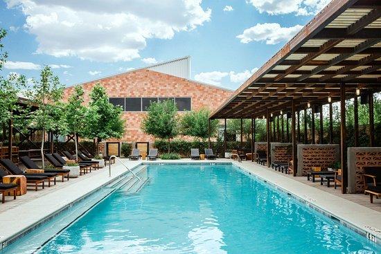Bar Nadar Pool + Grill
