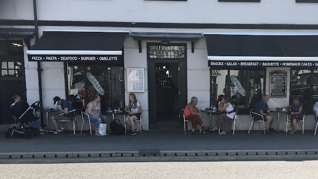 Fouzi's Cafe Bar & Pizzeria